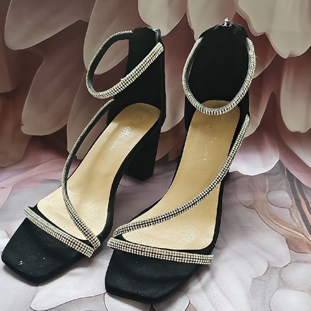Wells Fountn Elegant Black and Silver Women's Heels Size 8.5